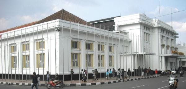 http://cdn.idntimes.com/content-images/post/20160318/gedung-asia-afrika-sepanjangjkwordpresscom-w600-h1000-637f607560c35c24dc27cd352d9d4848.jpg
