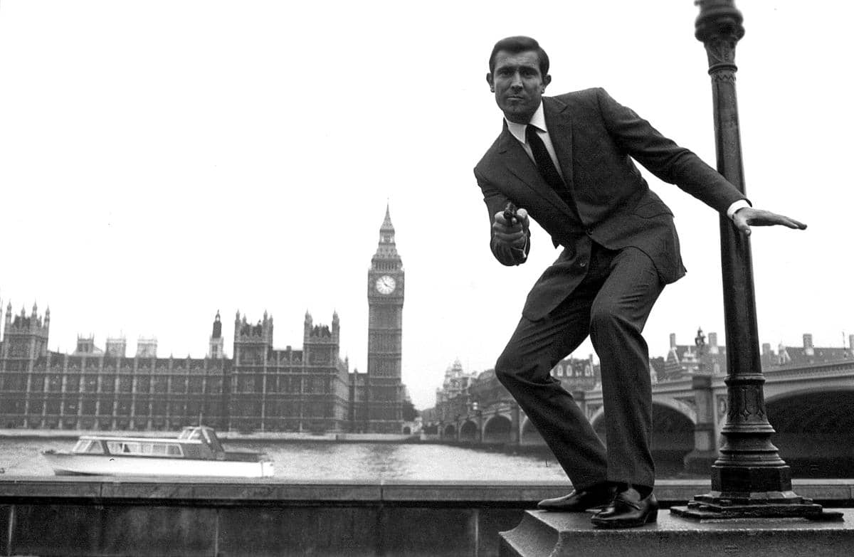 https://cdn.idntimes.com/content-images/post/20161109/george-lazenby-james-bond-gun-28229b5be0fb2638bc696bab5ba9c0f4.jpg