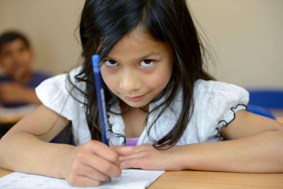 https://cdn.idntimes.com/content-images/post/20160524/girl-at-desk-0d70d42605e7b2c2c806c2156de1c9a2.jpg