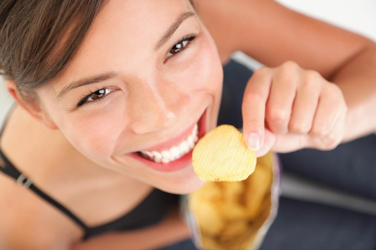 https://cdn.idntimes.com/content-images/post/20160909/girl-eating-chips-162143e2b0d18f569a66af95cbd5fa18.jpg