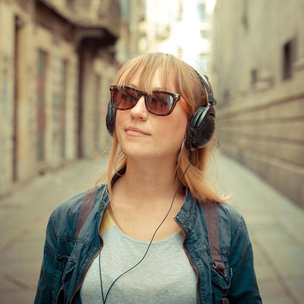 http://cdn.idntimes.com/content-images/post/20160227/girl-headphones-sepia-square-98b5480e114d16944f0e2edee965cf0c.jpg