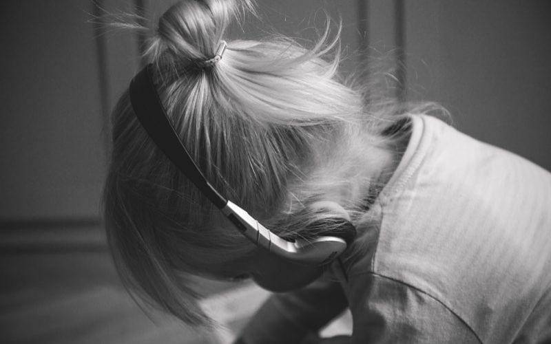 https://cdn.idntimes.com/content-images/post/20170219/girl-listening-to-the-music-800x533-dfdbc6696ef5ed216291c73fb2842de5.jpg