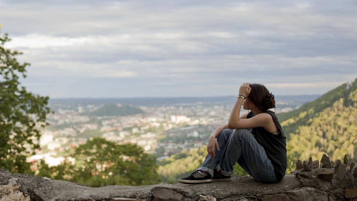 http://cdn.idntimes.com/content-images/post/20160623/girl-mountain-top-grass-mood-69535-2048x1152-4aed83825beacfe8a6bc8cf6341dbbeb.jpg