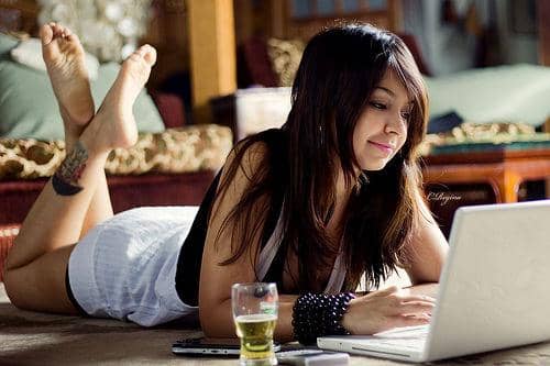 http://cdn.idntimes.com/content-images/post/20151211/girl-using-computer1-21b1dcf7b53a549fd82e085b3acd9beb.jpg