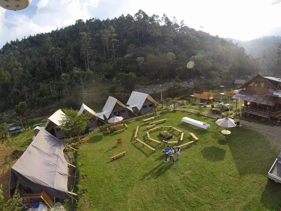 https://cdn.idntimes.com/content-images/post/20161101/glamping2-de758fa90ab3a43e6165c0dafd495fa6.jpg