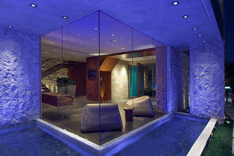 https://cdn.idntimes.com/content-images/post/20161223/glass-walls-d4189633bcffb8ea0b6fd9bb22a4818d.jpg