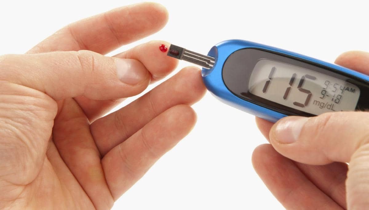 https://cdn.idntimes.com/content-images/post/20170306/glucometer-pengukur-kadar-gula-diabetes1-907ffe338010cc107941fcba50698d33.jpg