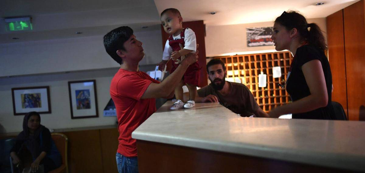 https://cdn.idntimes.com/content-images/post/20161104/greece-athens-refugee-hotel-lynsey-addario-1-5cdbc62df45d9930bf6baed28cfeb5a2.jpg