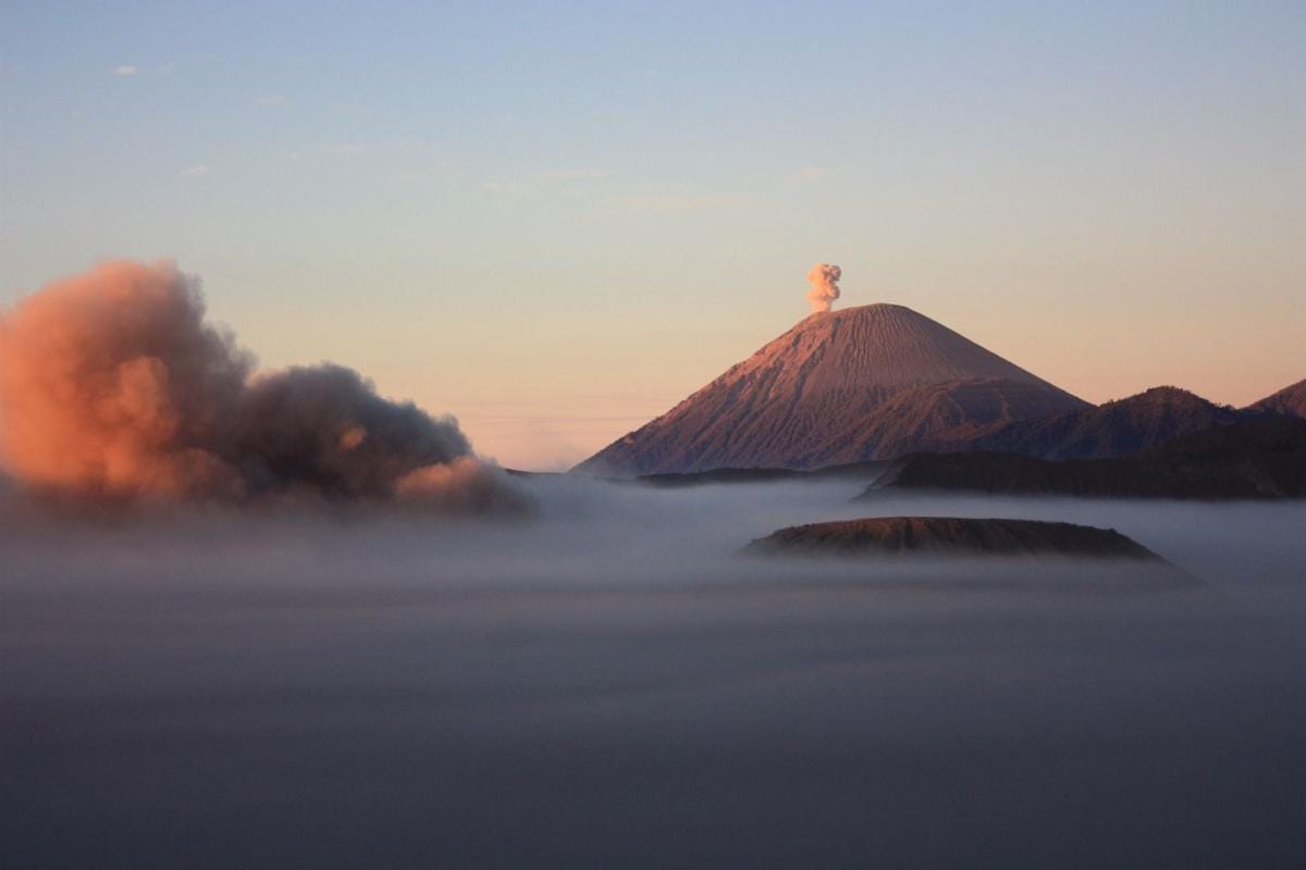 http://cdn.idntimes.com/content-images/post/20160214/gunung-bromo-gunung-batok-and-gunung-semeru-6826206912-80247e4ad8c507dbdab90dd8b95cd179.jpg