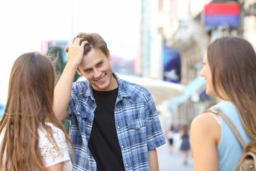 https://cdn.idntimes.com/content-images/post/20170102/guy-flirting-with-girls-080416-d6ce1885d35ebe5f5961916a7e65c1e4.jpg