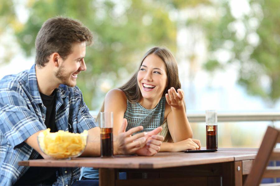 https://cdn.idntimes.com/content-images/post/20170213/guy-girl-eating-snacks-080416-32eedcc0dc92be1a641a03af4c58ff38.jpg