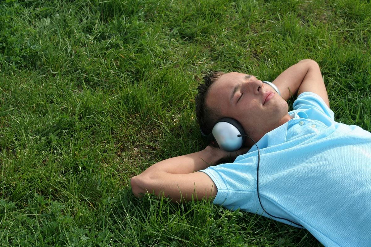 https://cdn.idntimes.com/content-images/post/20170421/guy-lying-on-grass-listening-to-music-92229f07b2e47f7abba278825b9afd53.jpg