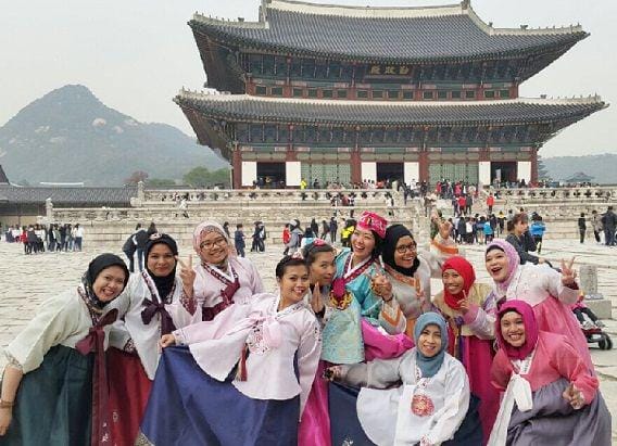 http://cdn.idntimes.com/content-images/post/20150930/gyeongbokgunghanbok.jpg
