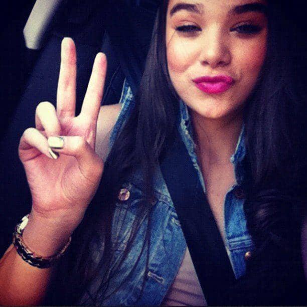 http://cdn.idntimes.com/content-images/post/20160216/hailee-steinfeld-flashed-peace-sign-while-her-way-work-52e2c67bafac08f2d6484ee26cdadb04.jpg