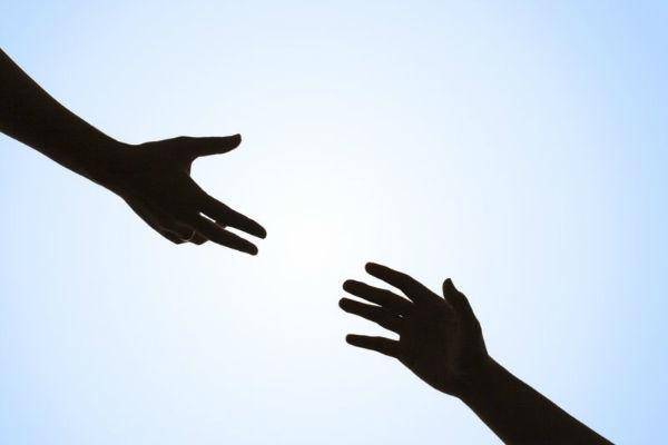 http://cdn.idntimes.com/content-images/post/20151220/hand-reaching-out1-cec644c547d864caf5f2313af24e77ee.jpg
