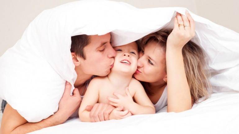 https://cdn.idntimes.com/content-images/post/20160912/happy-couple-with-baby-770x433-afa9bb92d878d5cfdaf67f67b01224cf.jpg