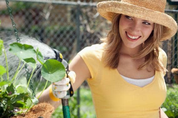 http://cdn.idntimes.com/content-images/post/20151110/happy-woman-gardening.jpg