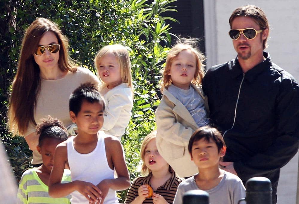 https://cdn.idntimes.com/content-images/post/20160922/have-brad-pitt-and-angelina-jolie-just-secretly-adopted-their-7th-child-788633-dd50e0c5a59db5b5512f00da9726a7c2.jpg