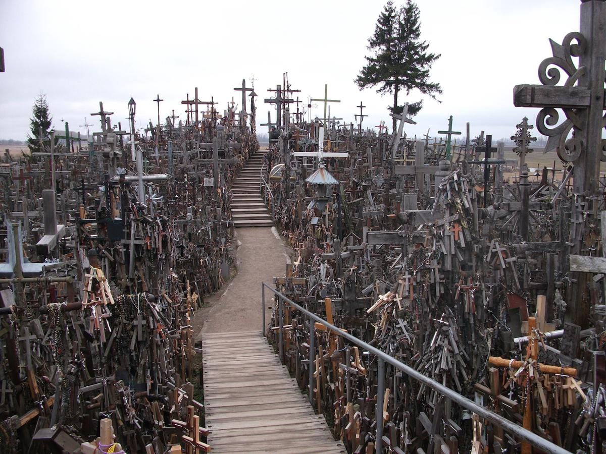 https://cdn.idntimes.com/content-images/post/20170124/hill-of-crosses-main-a1d268998df36036e68a449d37a87d95.jpeg