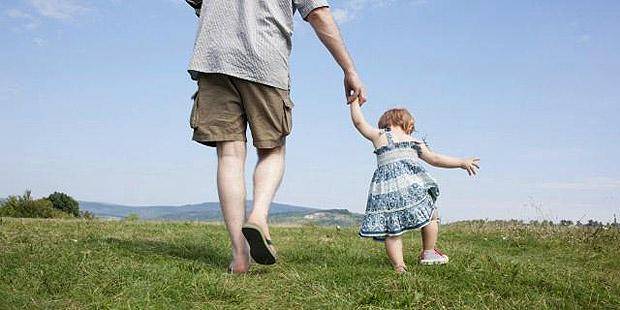 https://cdn.idntimes.com/content-images/post/20170418/hold-hand-620x310-7129df0c275f76f209a601ec394b3009.jpg
