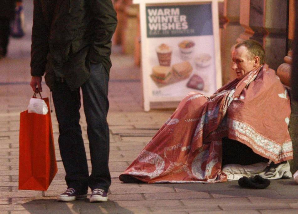https://cdn.idntimes.com/content-images/post/20161206/homeless-man-sits-outside-entrance-green-park-tube-station-christmas-eve-central-london-69ef8a0dbbcc74be7958efe9c485db7c.jpg