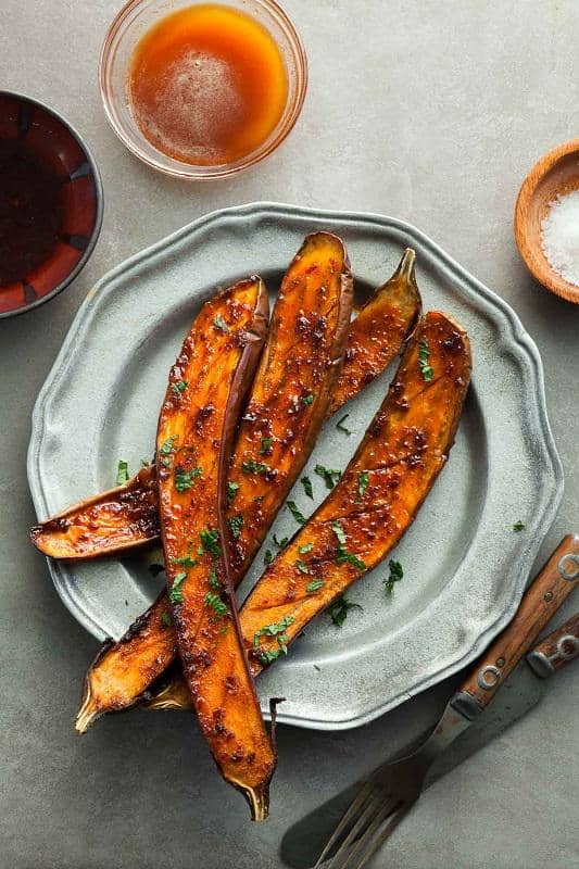 https://cdn.idntimes.com/content-images/post/20170515/honey-harissa-roasted-eggplant-recipe-gourmandeinthekitchencom-ddc28bf1179313404ec1e31d34b35023.jpg