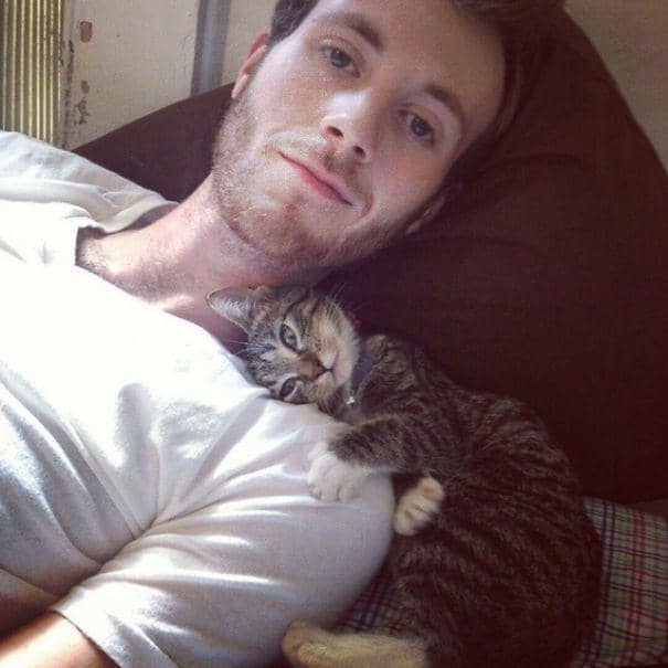 http://cdn.idntimes.com/content-images/post/20160112/hot-dudes-with-kittens-instagram-39-605-192b2e3dd3add9e851fc2657684e99ef.jpg