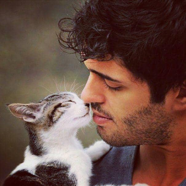 http://cdn.idntimes.com/content-images/post/20160112/hot-dudes-with-kittens-instagram-451-605-a1949f4a3506cd7395d6bea6eaf1fcf5.jpg