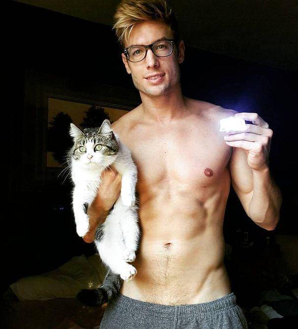 http://cdn.idntimes.com/content-images/post/20160112/hot-dudes-with-kittens-instagram-481-605-f1dbae5f40c7b9fc39e2897fde101b2a.jpg