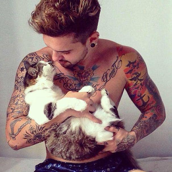 http://cdn.idntimes.com/content-images/post/20160112/hot-dudes-with-kittens-instagram-57-605-b2f6ebd2004e91eba602980a914d6fe8.jpg