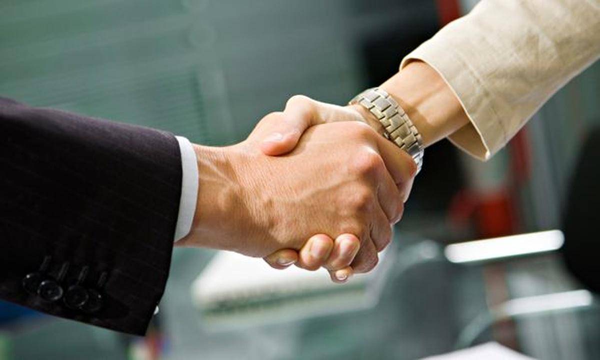 https://cdn.idntimes.com/content-images/post/20170130/how-to-avoid-shaking-hands-with-men-at-work-da38f135055fa0c1ac516b5e3ff3c677.jpg