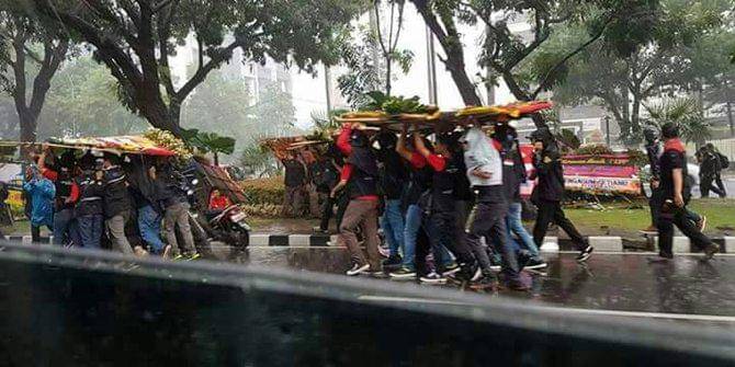 https://cdn.idntimes.com/content-images/post/20170502/hujan-karangan-bunga-untuk-ahok-jadi-payung-buruh-1-238817c8dc2b0763d32e458faa78cb52.jpg