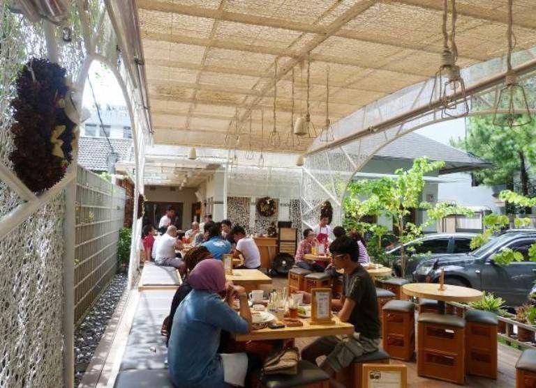 http://cdn.idntimes.com/content-images/post/20151127/hummingbird-resto-panduanwisata-id-7f369c039ded682f01e062115ea81687.jpg