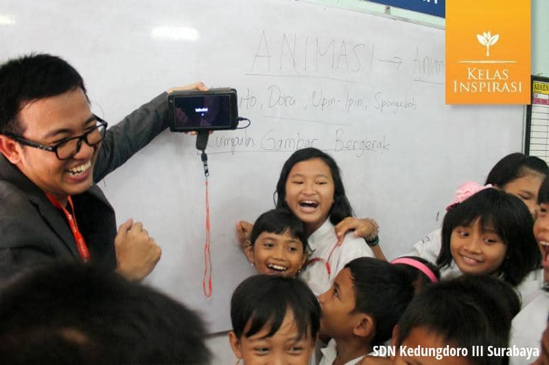https://cdn.idntimes.com/content-images/post/20170502/indonesia-mengajar-kelas-inspirasi-sdn-kedungdoro-3-surabaya-adhicipta-raharja-wirawan-mechanimotion-03-5e2c743ba474c0b8066ac87afd0d2deb.jpg