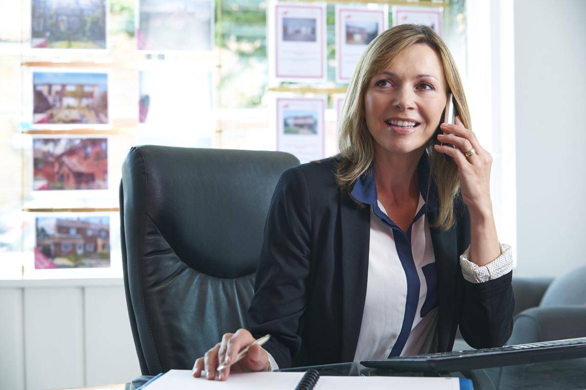 https://cdn.idntimes.com/content-images/post/20170106/insurance-agent-on-phone-fotolia-69430010-subscription-monthly-m-02bf317adba130a828d613674f2662a9.jpg