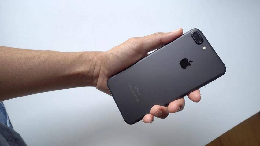 https://cdn.idntimes.com/content-images/post/20170418/iphone-7-plus-a5d630316c099f7eb95ba51dee4a1a65.jpg