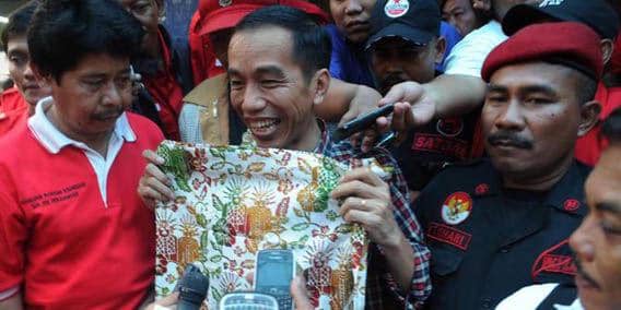 http://cdn.idntimes.com/content-images/post/20160119/jelang-lebaran-jokowi-bagi-bagi-sembako-dan-thr-di-penjaringan-7d24c90e98d1c0e687d58c986ca15aba.jpg