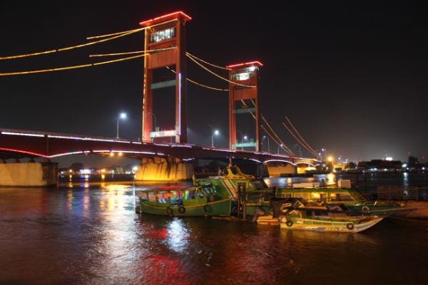 http://cdn.idntimes.com/content-images/post/20160318/jembatan-ampera-wikipediaorg-w600-h1000-6ecf1ab296ff38f63c03c00693649f17.jpg
