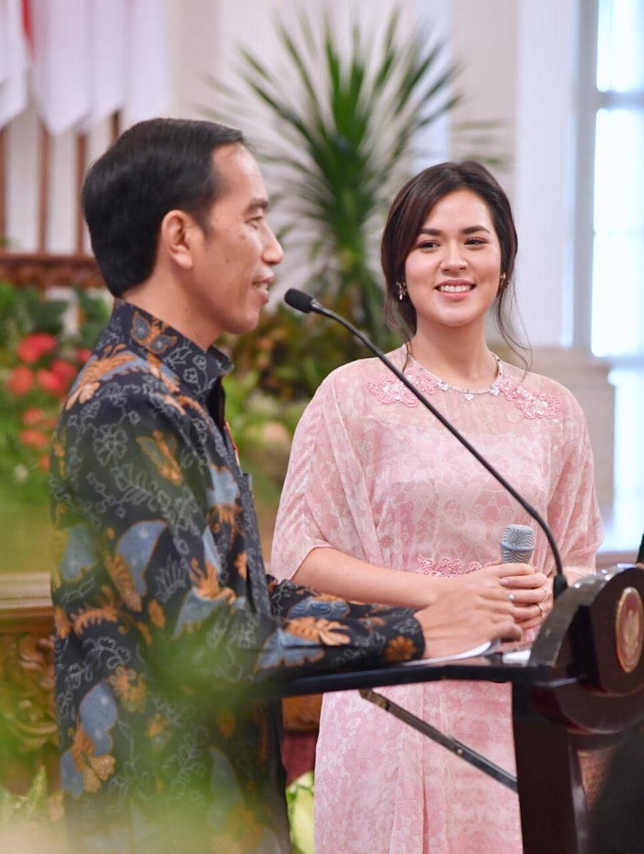 https://cdn.idntimes.com/content-images/post/20170309/jokowi-bagi-sepeda-untuk-penyanyi4-77d2e75c473a3870c289d396a12bc985.jpeg