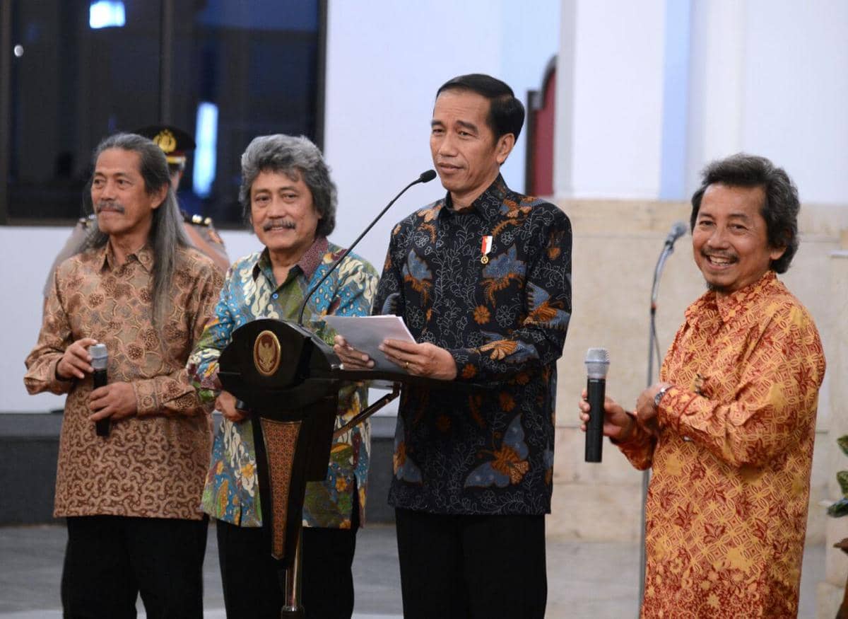 https://cdn.idntimes.com/content-images/post/20170309/jokowi-bagi-sepeda-untuk-penyanyi5-6947562dcba7b9af0aa58b6ad0819dbe.jpeg