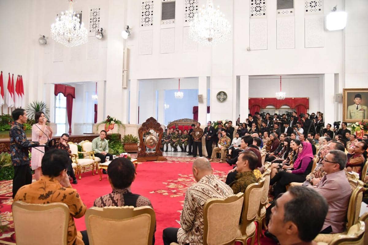 https://cdn.idntimes.com/content-images/post/20170309/jokowi-bagi-sepeda-untuk-penyanyi8-a621e6d43cbc7187ad48e2ed8f49d337.jpeg
