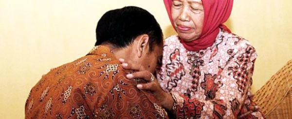 http://cdn.idntimes.com/content-images/post/20151221/jokowi-sungkem-610x250-a7b399480f30f60c95ba5dde5eea2013.jpg