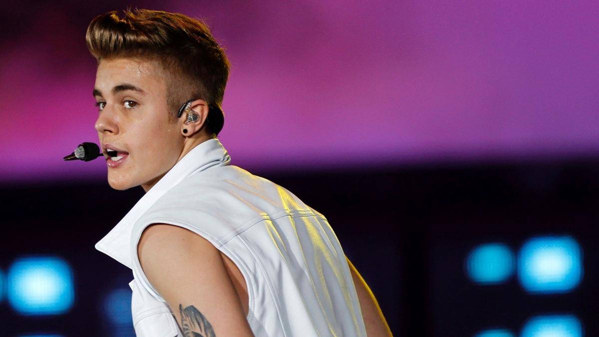 https://cdn.idntimes.com/content-images/post/20170510/justin-bieber-singing-hd-wallpaper-e6412f539a41c725b60816380fc0c68d.jpg