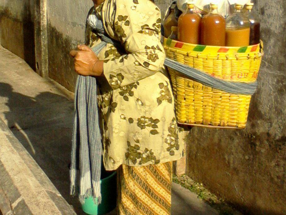 https://cdn.idntimes.com/content-images/post/20170117/kain-jamu-gendong-5a561c12b851abded3fdd0b89ccdcbd3.jpg