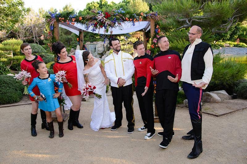https://cdn.idntimes.com/content-images/post/20170407/katlin-vadims-star-trek-jewish-wedding-in-a-garden-566-int-971ca551409349cfddc4b9bdc8678fdc.jpg