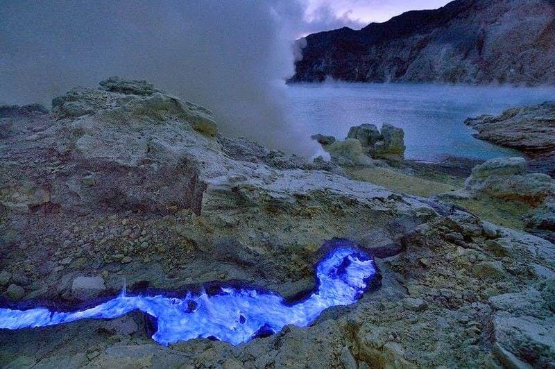 http://cdn.idntimes.com/content-images/post/20160425/kawah-ijen-d7305f696465fc30e9eeb31d75d52386.jpg