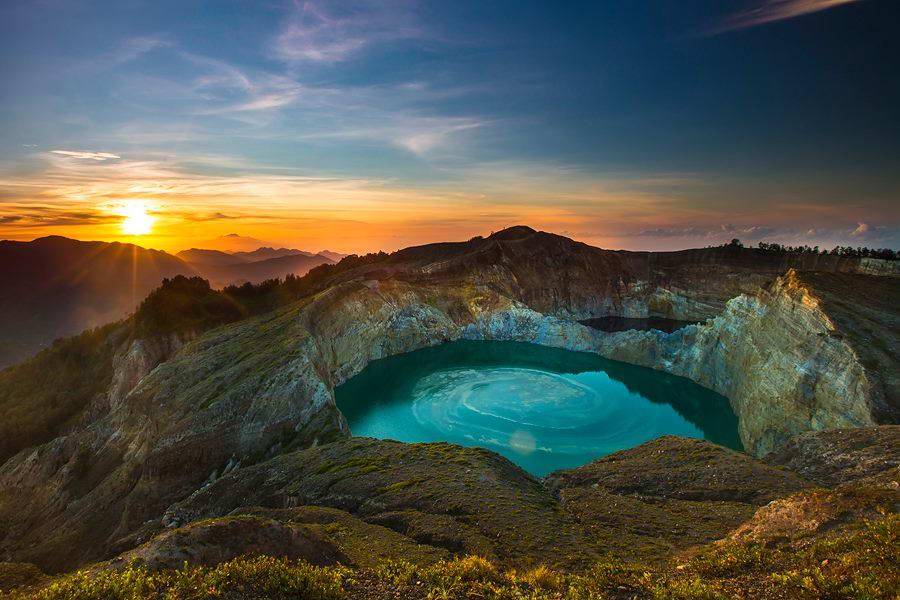 http://cdn.idntimes.com/content-images/post/20160813/kelimutu-lake-indonesia-5-00197c4275e49cf20490de1a412fce0c.jpg