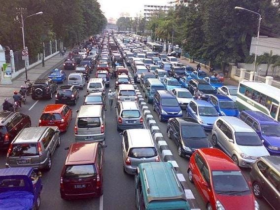 http://cdn.idntimes.com/content-images/post/20150829/kereta3_macet.jpg