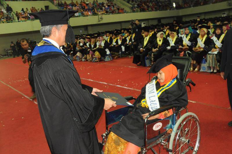 http://cdn.idntimes.com/content-images/post/20160629/kisah-mahasiswi-cerdas-uny-meninggal-usai-wisuda-dnopmmvud3-363425983e3a9fe98c170a0079994f06.jpg