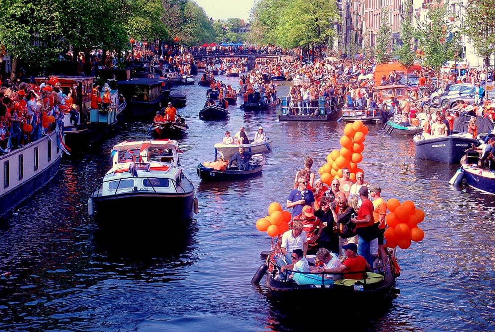 https://cdn.idntimes.com/content-images/post/20161124/konninginnedag2012-a09b705bd4721f04a68e6c83a1d5f94c.jpg